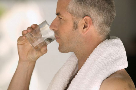Uống nhiều nước có thể bảo vệ tuyến tiền liệt